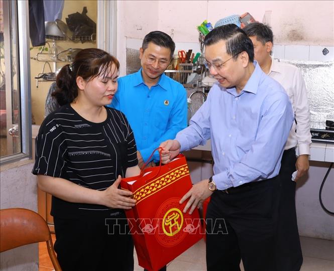 Chủ tịch UBND thành phố Hà Nội Chu Ngọc Anh thăm, tặng quà gia đình chị Trần Thị Thủy, công nhân Công ty TNHH Matsuo Việt Nam, Khu CN Thăng Long. Ảnh: Văn Điệp - TTXVN