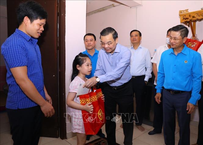 Chủ tịch UBND thành phố Hà Nội Chu Ngọc Anh thăm, tặng quà gia đình anh Hoàng Hải Dương, công nhân Công ty TNHH Matsuo Việt Nam, KCN Thăng Long. Ảnh: Văn Điệp - TTXVN
