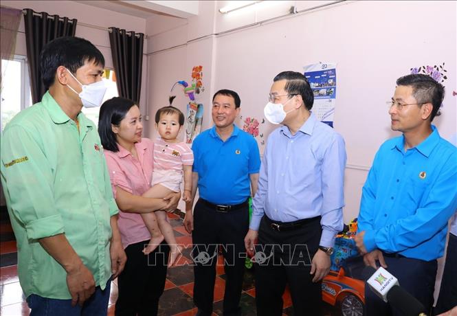 Chủ tịch UBND thành phố Hà Nội Chu Ngọc Anh thăm, tặng quà đình anh Nguyễn Đình Tư, công nhân Công ty TNHH ToTo Việt nam, KCN Thăng Long. Ảnh: Văn Điệp - TTXVN