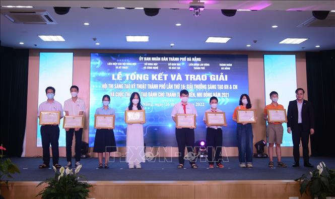 Trong ảnh: Các em học sinh đạt giải Cuộc thi Sáng tạo dành cho thanh thiếu niên, nhi đồng toàn quốc lần thứ 17 năm 2021. Ảnh: Văn Dũng - TTXVN