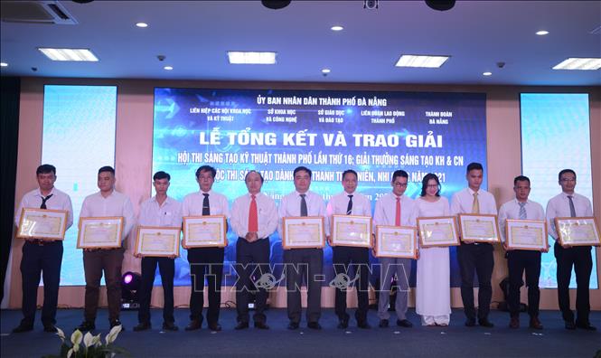 Trong ảnh: Các công trình đạt giải Hội thi Sáng tạo kỹ thuật thành phố Đà Nẵng lần thứ 16. Ảnh: Văn Dũng - TTXVN