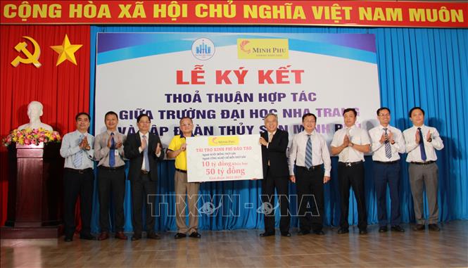 Trong ảnh: Đại diện tập đoàn MP trao bảng biểu trưng 50 tỷ đồng đào tạo ở 2 ngành gồm Nuôi trồng thủy sản và Công nghệ Chế biến thủy sản, với 5 khóa tuyển sinh đào tạo liên tục theo Chương trình Thủy sản Minh Phú - NTU. Ảnh: Phan Sáu - TTXVN