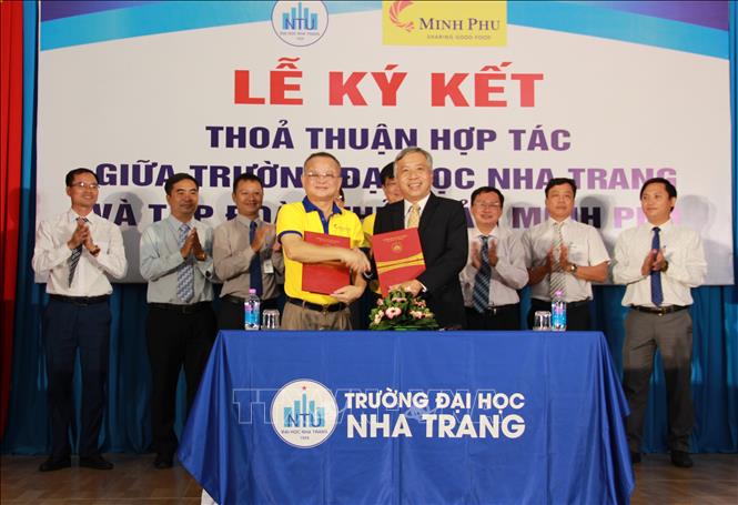 Trong ảnh: Ký kết hợp tác đào tạo nhân lực ngành thủy sản theo Chương trình Thủy sản Minh Phú - NTU. Ảnh: Phan Sáu - TTXVN 
