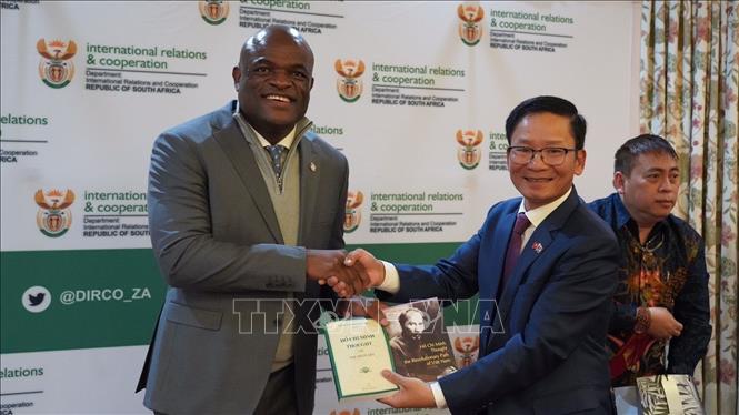 Vietnamese Ambassador to South Africa Hoang Van Loi and Governor of Northern Cape Zamani Saul on the sidelines of the seminar. VNA Photo: Hồng Minh