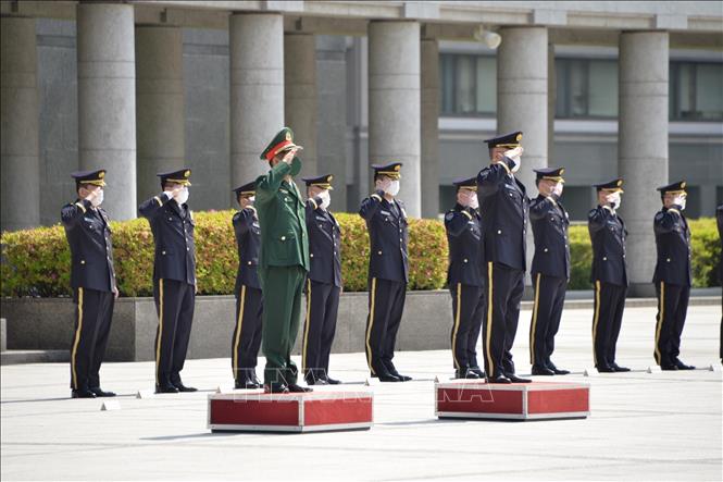 Chief of Staff of the Japanese Ground Self-Defense Force, General Yoshida Yoshihide, attends the welcoming ceremony for Deputy Chief of the General Staff Nguyen Van Nghia. VNA Photo: Phạm Tuân
