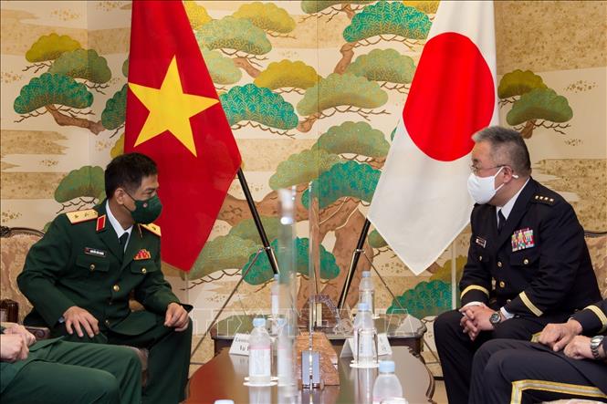 Deputy Chief of the General Staff Nguyen Van Nghia and Chief of Staff of the Japanese Ground Self-Defense Force Yoshida Yoshihide hold talks. VNA Photo: Phạm Tuân
