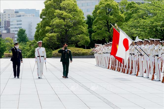 Deputy Chief of the General Staff Nguyen Van Nghia and Chief of Staff of the Japanese Ground Self-Defense Force Yoshida Yoshihide review the guard of honor of the Japan Self-Defense Force at the welcoming ceremony. VNA Photo: Phạm Tuân