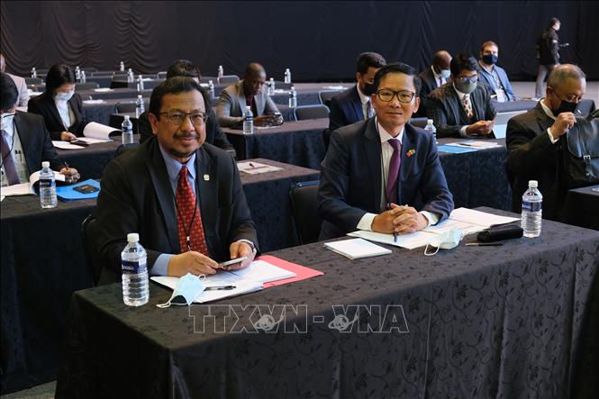 Vietnamese Ambassador to South Africa Hoang Van Loi and other ASEAN representatives at the seminar. VNA Photo: Hồng Minh