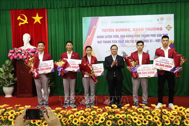 Trao Bằng khen của Chủ tịch Ủy ban nhân dân thành phố Cần Thơ cho vận động viên đạt thành tích xuất sắc tại SEA Games 31. Ảnh: Trung Kiên - TTXVN