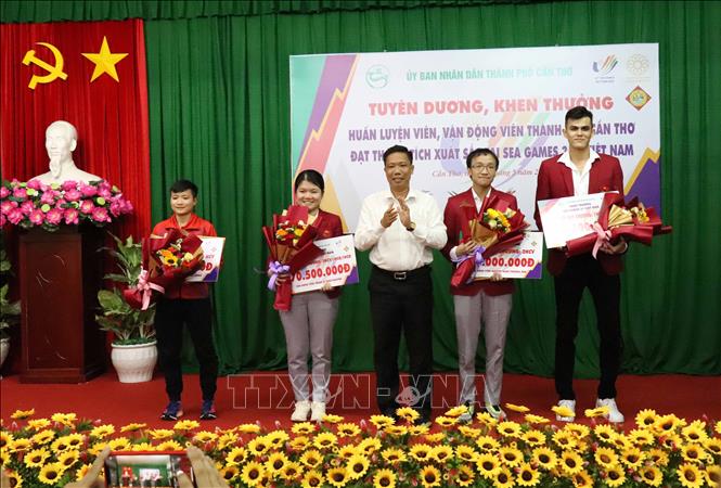 Trao Bằng khen của Chủ tịch Ủy ban nhân dân thành phố Cần Thơ cho vận động viên đạt thành tích xuất sắc tại SEA Games 31. Ảnh: Trung Kiên - TTXVN