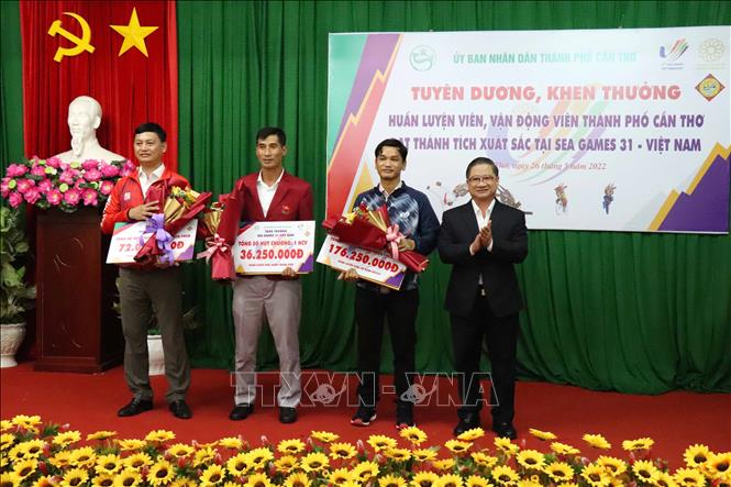 Trao Bằng khen của Chủ tịch Ủy ban nhân dân thành phố Cần Thơ cho các huấn luyện viên đạt thành tích xuất sắc tại SEA Games 31. Ảnh: Trung Kiên - TTXVN