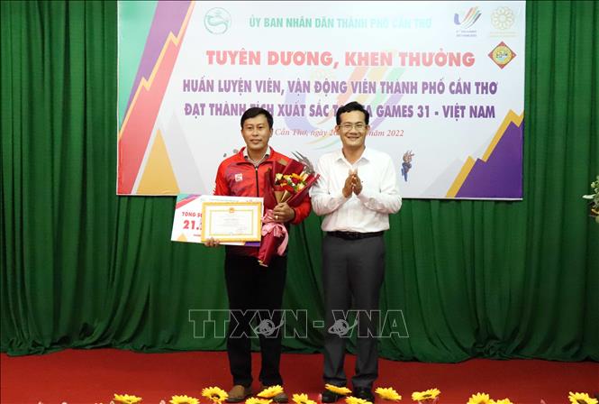 Trao Giấy khen của Giám đốc Sở Văn hóa, Thể thao và Du lịch thành phố Cần Thơ cho huấn luyện viên đạt thành tích tốt trong công tác huấn luyện đội tuyển Vovinam tại SEA Games 31. Ảnh: Trung Kiên - TTXVN