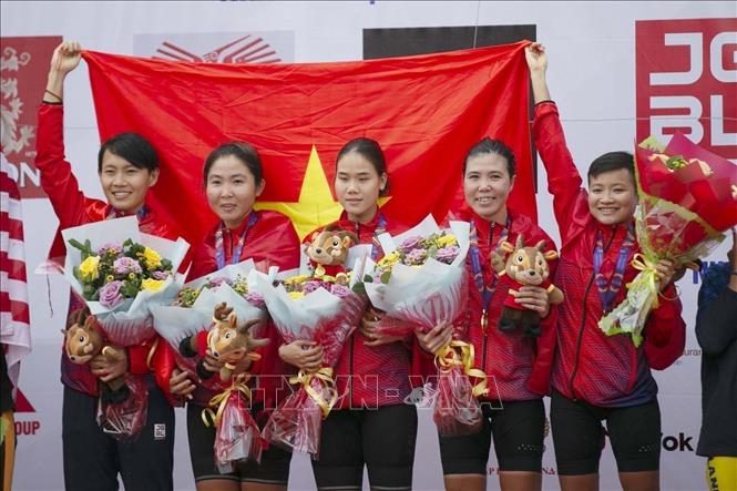 VĐV Nguyễn Thị Kim Cương (ngoài cùng nên phải) cùng đồng đội đoạt HCV môn Xe đạp, nội dung Xuất phát đồng hành. Ảnh: Trọng Đạt-TTXVN