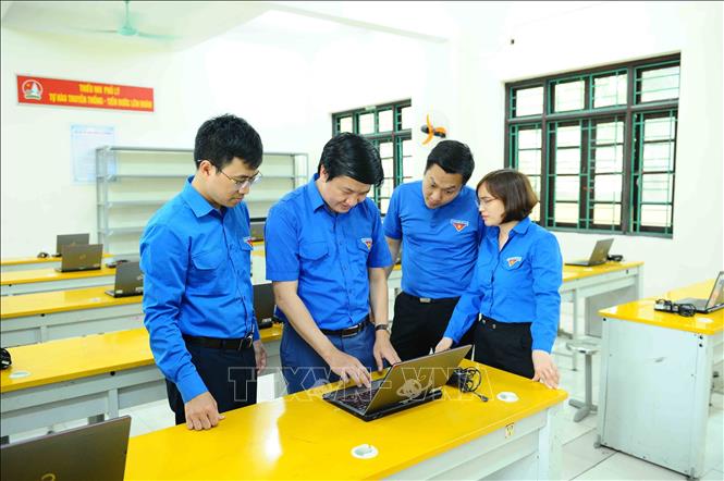 Trong ảnh: Quyền Bí thư Đoàn Khối các cơ quan Trung ương Bùi Hoàng Tùng, Bí thư tỉnh Đoàn Hà Nam Trần Ngọc Nam tham quan công trình thanh niên “Phòng học vi tính” với 20 máy tính xách tay. Ảnh: Minh Đức – TTXVN
