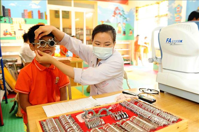 Trong ảnh: Khám mắt miễn phí cho học sinh trường Tiểu học Lê Hồng Phong, thành phố Phủ Lý. Ảnh: Minh Đức – TTXVN

