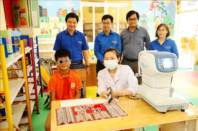 Trong ảnh: Khám mắt miễn phí cho học sinh trường Tiểu học Lê Hồng Phong, thành phố Phủ Lý. Ảnh: Minh Đức – TTXVN

