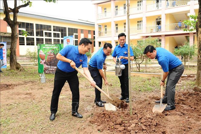 Trong ảnh: Các đại biểu trồng cây xanh tại trường Tiểu học Lê Hồng phong, thành phố Phủ Lý. Ảnh: Minh Đức - TTXVN