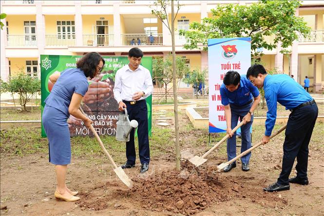 Trong ảnh: Các đại biểu trồng cây xanh tại trường Tiểu học Lê Hồng Phong, thành phố Phủ Lý. Ảnh: Minh Đức - TTXVN