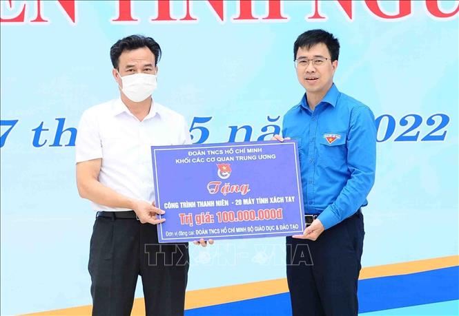 Trong ảnh: Quyền Bí thư Đoàn Khối các cơ quan Trung ương Bùi Hoàng Tùng trao tặng công trình thanh niên “Phòng học vi tính” với 20 máy tính xách tay. Ảnh: Minh Đức – TTXVN