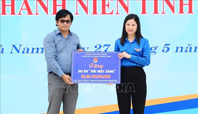 Trong ảnh: Trao tặng dự án “Đôi mắt sáng” khám, tặng kính miễn phí cho học sinh, đoàn viên, thanh niên trên địa bàn tỉnh Hà Nam. Ảnh: Minh Đức – TTXVN