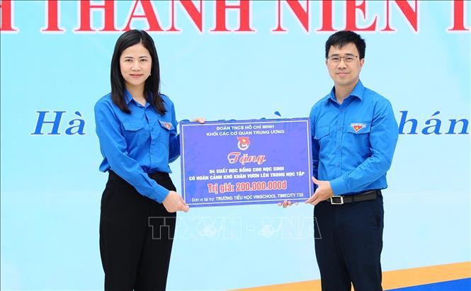 Trong ảnh: Quyền Bí thư Đoàn Khối các cơ quan Trung ương Bùi Hoàng Tùng trao tặng 04 suất học bổng cho học sinh nghèo có hoàn cảnh khó khăn vươn lên học tập tốt (mỗi suất trị giá 50 triệu đồng). Ảnh: Minh Đức – TTXVN