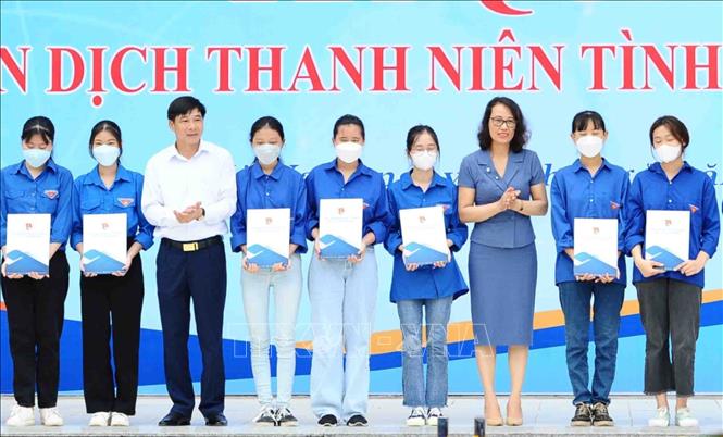 Trong ảnh: Trưởng Ban Dân vận Đảng ủy Khối các cơ quan Trung ương Hà Thị Trang trao tặng 20 suất quà cho học sinh có hoàn cảnh khó khăn cho các em học sinh trường Tiểu học Lê Hồng Phong, thành phố Phủ Lý. Ảnh: Minh Đức – TTXVN