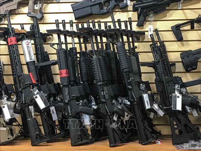 Trong ảnh : Súng trường bán tự động được bày bán tại một cửa hàng ở Las Vegas, Nevada, Mỹ. Ảnh: AFP/TTXVN