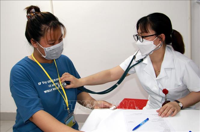 Trong ảnh: Khám sàng lọc sức khỏe cho nữ công nhân Công ty TNHH Golden Victory Việt Nam (xã Nghĩa Minh, huyện Nghĩa Hưng, tỉnh Nam Định). Ảnh: Văn Đạt - TTXVN