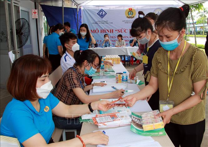 Trong ảnh: Phát tờ rơi tuyên truyền về quyền, lợi ích của đoàn viên Công đoàn cho công nhân Công ty TNHH Golden Victory Việt Nam. Ảnh: Văn Đạt - TTXVN