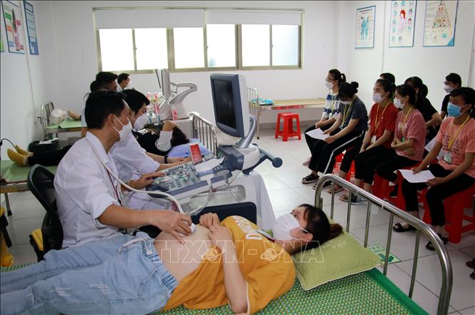 Trong ảnh: Khám sức khỏe sinh sản cho nữ công nhân Công ty TNHH Golden Victory Việt Nam. Ảnh: Văn Đạt - TTXVN