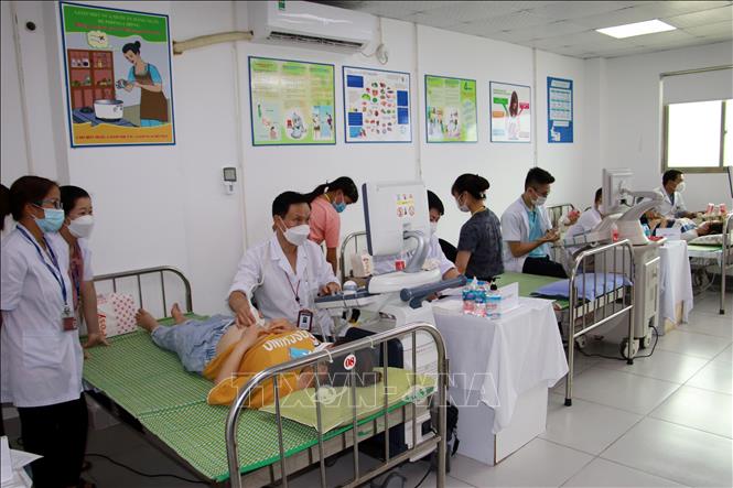 Trong ảnh: Khám sức khỏe sinh sản cho nữ công nhân Công ty TNHH Golden Victory Việt Nam. Ảnh: Văn Đạt - TTXVN