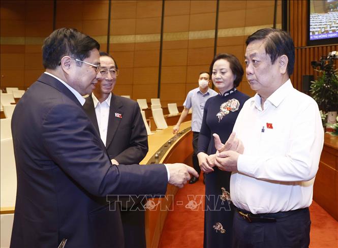 PM Pham Minh Chinh meets NA members. VNA Photo: Doãn Tấn