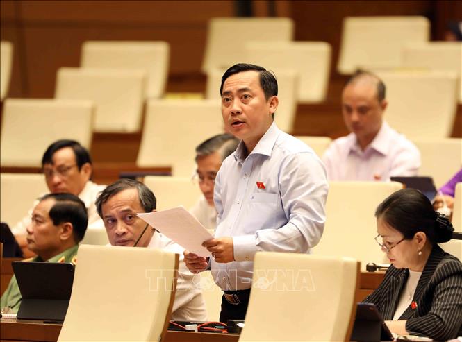 Member of the National Assembly of Can Tho city speaks at the discussion on the adjustments made to the draft law on emulation and rewards (revised). VNA Photo: An Đăng