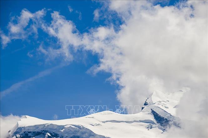 Trong ảnh: Băng tuyết phủ trắng dãy núi Grand-Combin, Thuỵ Sĩ ngày 27/5/2022. Ảnh: AP/TTXVN