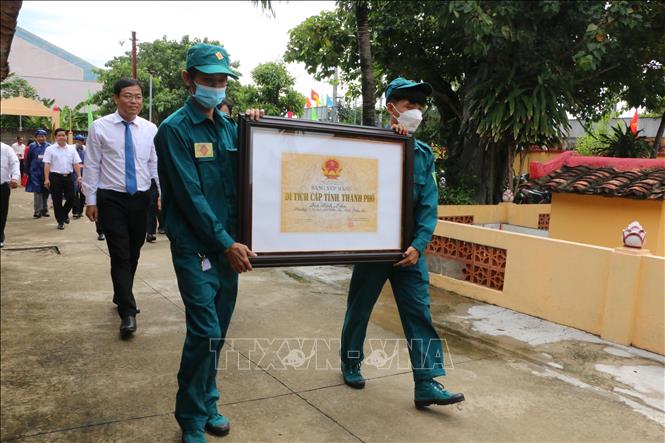 Rước Bằng xếp hạng Di tích cấp tỉnh vào Đình Bình Lập. Ảnh: Thanh Bình-TTXVN