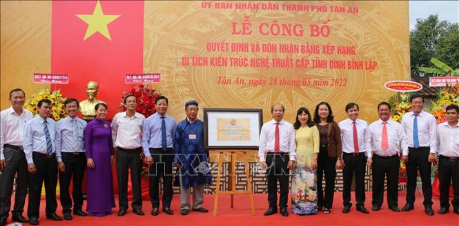  Lãnh đạo UBND tỉnh, các Sở, ngành, UBND thành phố Tân An và Ban quản lý Đình Bình Lập tại buổi trao bằng xếp hạng Di tích cấp tỉnh . Ảnh: Thanh Bình-TTXVN