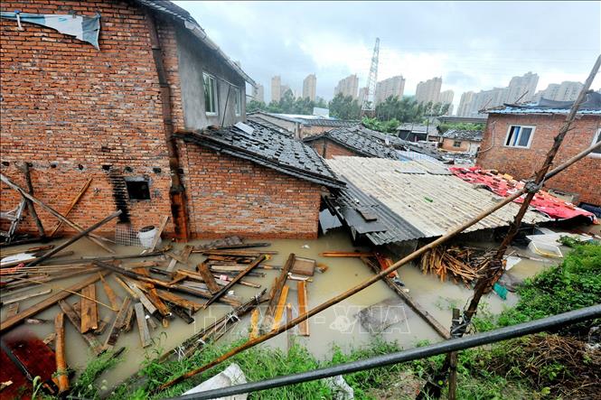 Trong ảnh (tư liệu): Nhà cửa bị nhấn chìm trong nước lũ do mưa bão ở thành phố Ninh Đức, tỉnh Phúc Kiến, miền Đông Trung Quốc ngày 28/9/2016. Ảnh: AFP/TTXVN