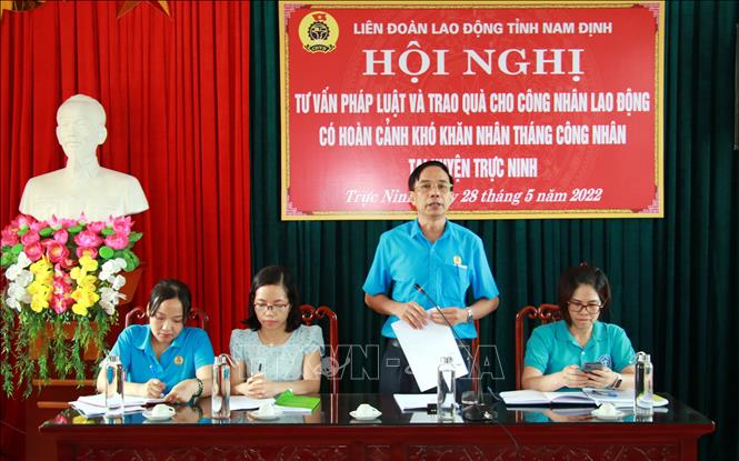 Trong ảnh: Ông Ngô Chí Thục, Phó Chủ tịch Liên đoàn Lao động tỉnh Nam Định giải đáp câu hỏi về chế độ chính sách cho công nhân Công ty TNHH giày Amara Việt Nam (huyện Trực Ninh). Ảnh: Văn Đạt - TTXVN