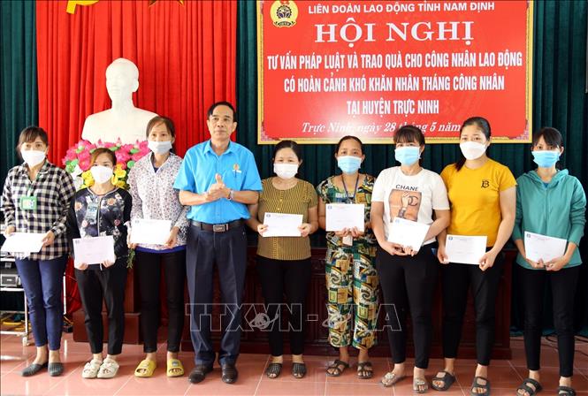 Trong ảnh: Ông Ngô Chí Thục, Phó Chủ tịch Liên đoàn Lao động tỉnh Nam Định trao quà cho công nhân Công ty TNHH giày Amara Việt Nam (huyện Trực Ninh). Ảnh: Văn Đạt - TTXVN