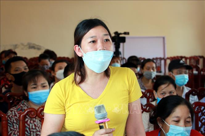 Trong ảnh: Công nhân Công ty TNHH giày Amara Việt Nam (huyện Trực Ninh) hỏi các thành viên đoàn tư vấn pháp luật nhiều vấn đề liên quan đến chế độ chính sách đối với người lao động. Ảnh: Văn Đạt - TTXVN