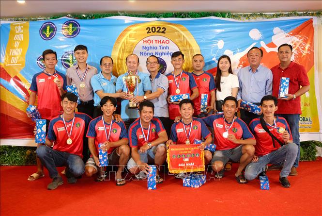 Trong ảnh: Ban tổ chức trao giải Nhất môn bóng đá cho Chi cục Trồng trọt và Bảo vệ thực vật tỉnh Kiên Giang. Ảnh: Thanh Liêm - TTXVN