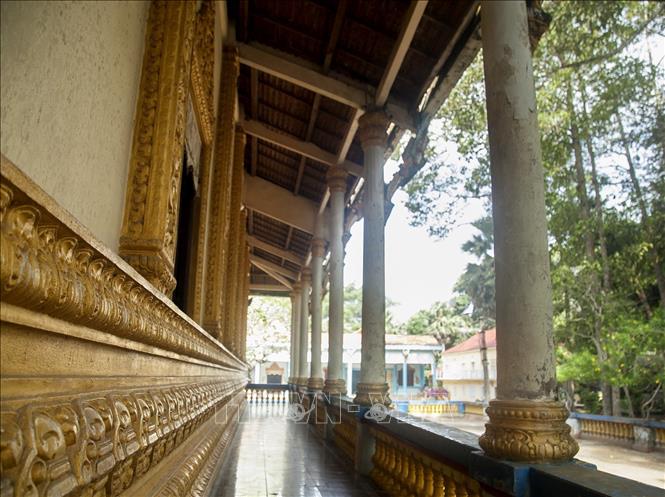 Trong ảnh: Hành lang chánh điện chùa Dơi. Ảnh: Hồng Đạt - TTXVN
