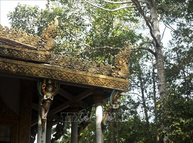 Trong ảnh: Hình rắn Naga chạm trổ ở bốn đầu mái cong vút trong kiến trúc chùa Dơi. Ảnh: Hồng Đạt - TTXVN
