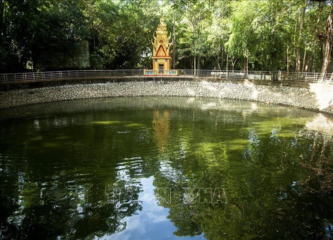 Trong ảnh: Hồ nước trong khuôn viên chùa Dơi. Ảnh: Hồng Đạt - TTXVN
