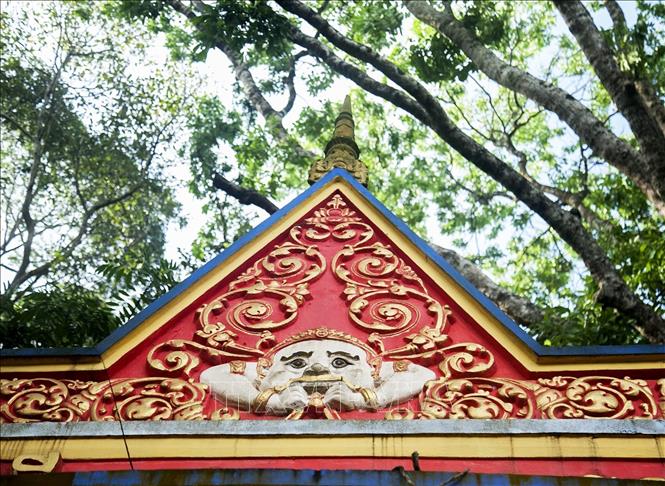 Trong ảnh: Phù điêu đắp nổi trên cổng vào chùa Dơi mang đặc trưng văn hóa Khmer. Ảnh: Hồng Đạt - TTXVN
