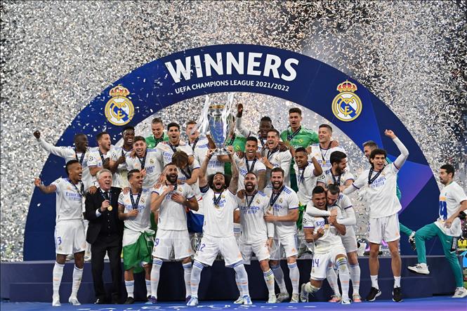 Trong ảnh: Phút đăng quang vô địch UEFA Champions League của các cầu thủ Real Madrid, sau khi đánh bại Liverpool trong trận chung kết trên sân Stade de France (Pháp) tối 28/5/2022. Ảnh: AFP/TTXVN