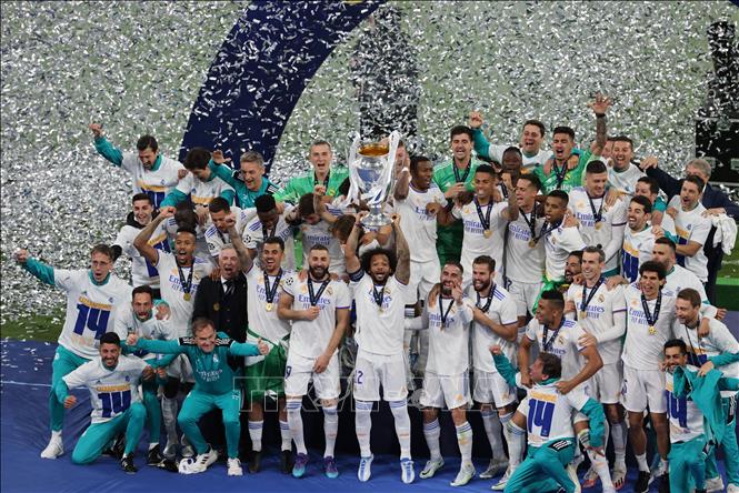 Trong ảnh: Phút đăng quang vô địch UEFA Champions League của các cầu thủ Real Madrid, sau khi đánh bại Liverpool trong trận chung kết trên sân Stade de France (Pháp) tối 28/5/2022. Ảnh: AFP/TTXVN