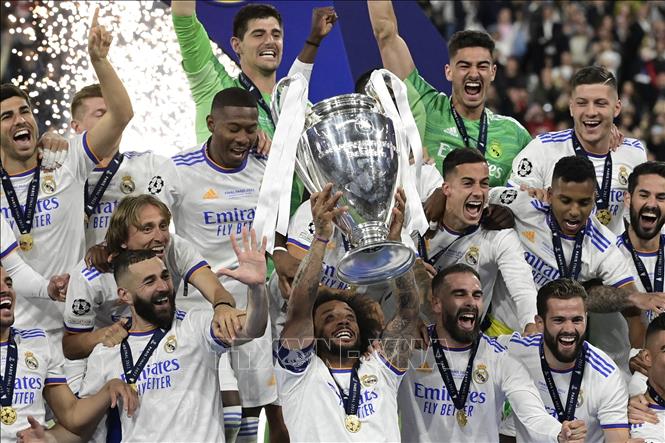 Trong ảnh: Niềm vui đăng quang vô địch UEFA Champions League của các cầu thủ Real Madrid, sau khi đánh bại Liverpool trong trận chung kết trên sân Stade de France (Pháp) tối 28/5/2022. Ảnh: AFP/TTXVN