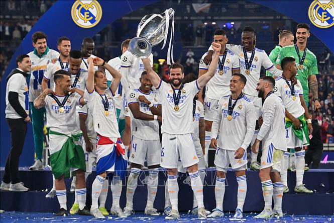 Trong ảnh: Niềm vui đăng quang vô địch UEFA Champions League của các cầu thủ Real Madrid, sau khi đánh bại Liverpool trong trận chung kết trên sân Stade de France (Pháp) tối 28/5/2022. Ảnh: AFP/TTXVN