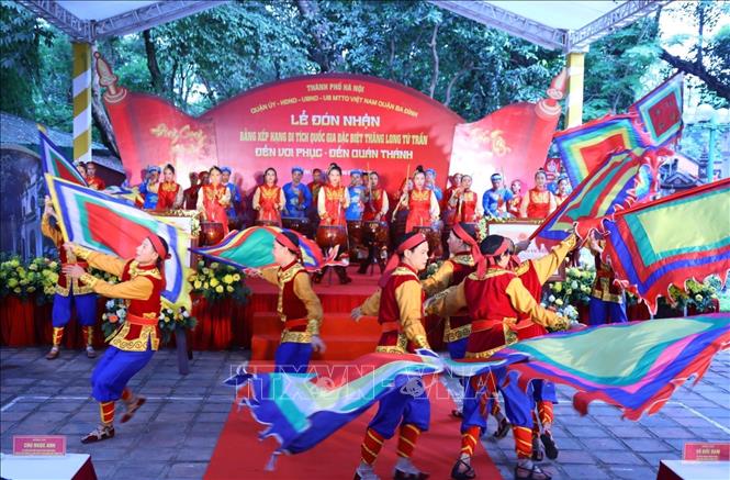 Tiết mục biểu diễn múa cờ tại buổi lễ. Ảnh: Văn Điệp - TTXVN